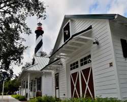 The Keeper's House is situated right next to the lighthouse was built in 1876 to provide living quarters for the families of those who kept watch. It 